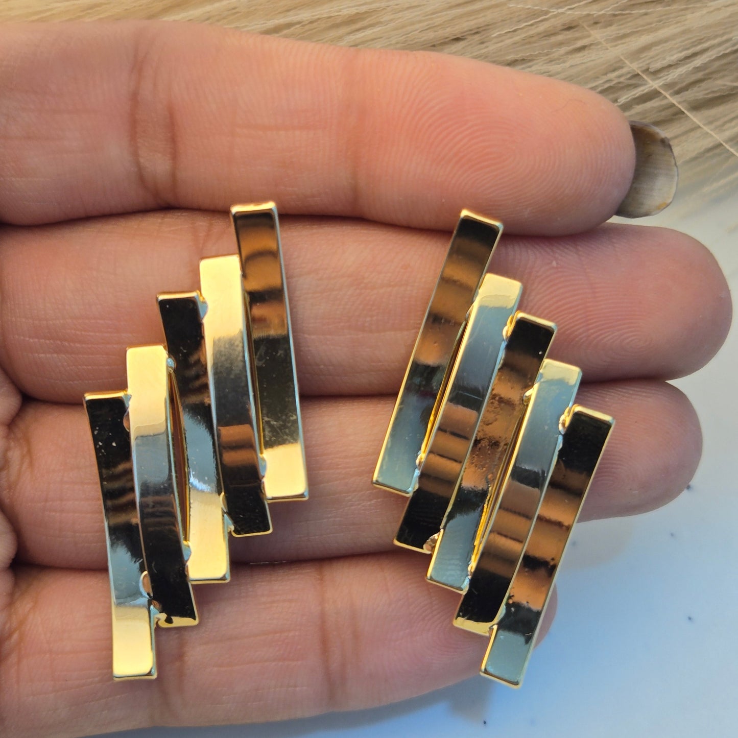 Linear Horizon Layered Studs