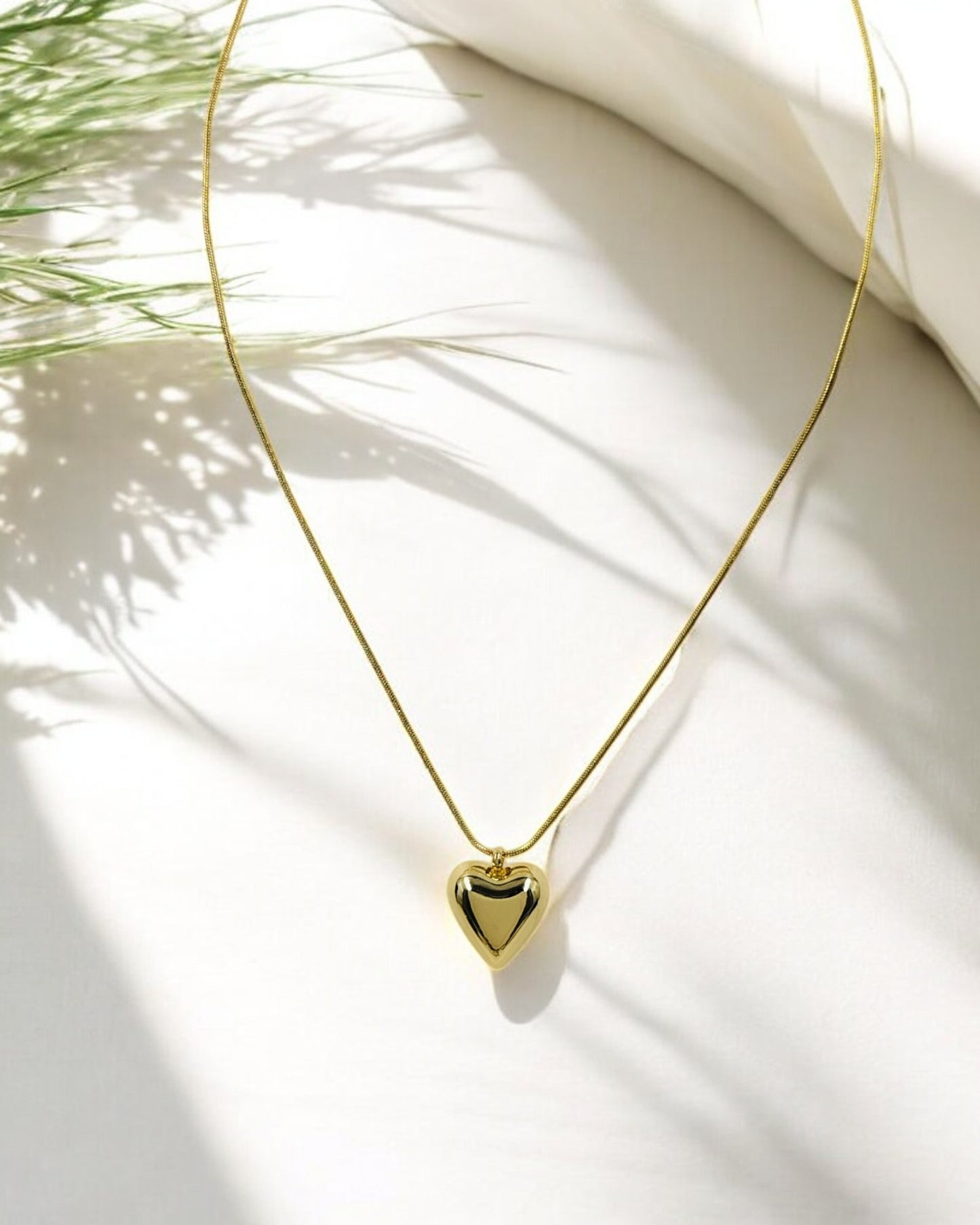 Minimalist gold heart pendant necklace on delicate chain, romantic women’s jewelry, perfect gift for her.