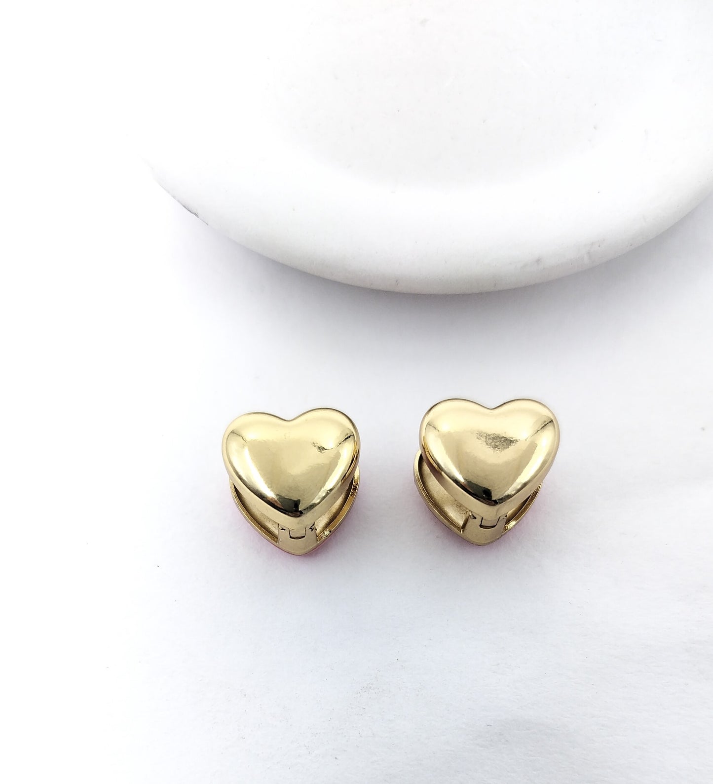 Chic gold heart stud earrings for women, anti-tarnish lightweight jewelry piece ideal for everyday wear and gifting.