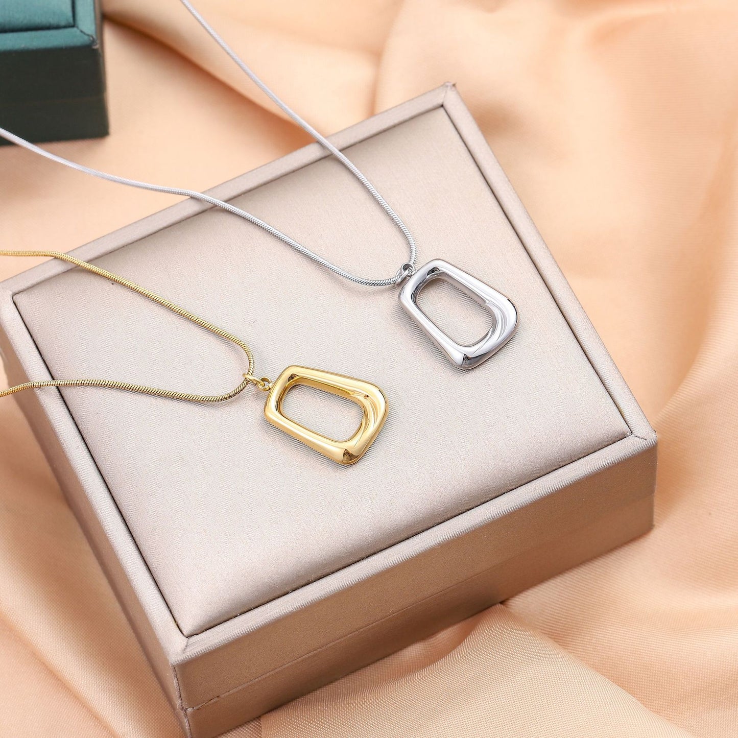 Minimal Oval Frame Pendant Necklace