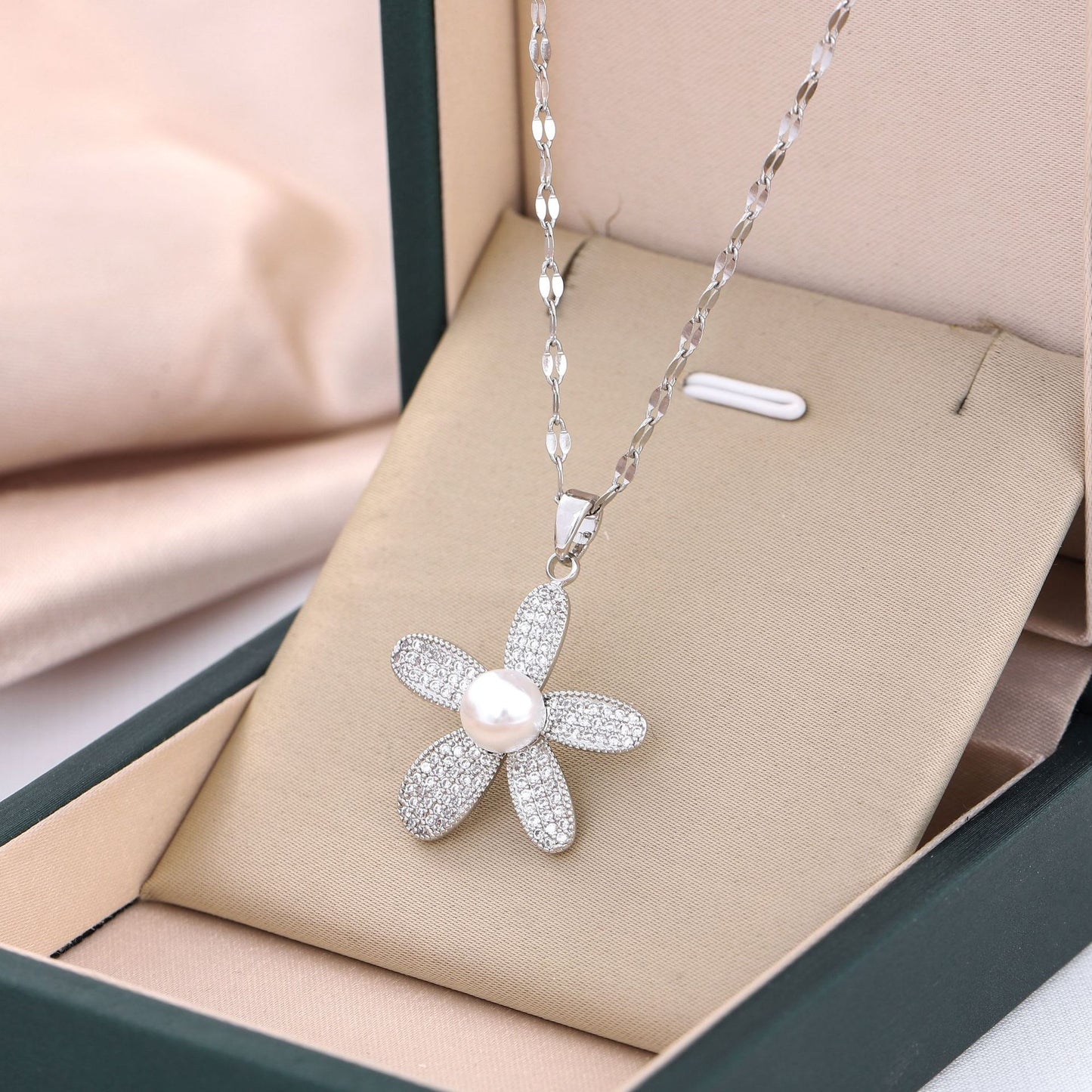 Pearl Flower Gold Pendant Necklace