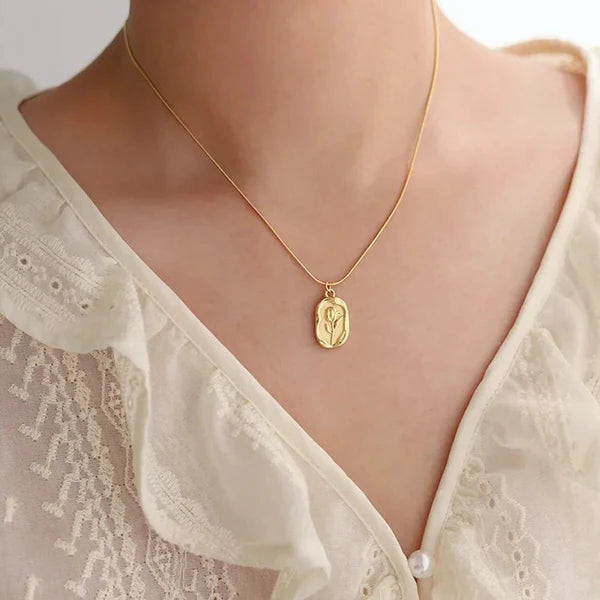 inimal gold necklace with oval floral engraved pendant, elegant everyday jewelry for women.