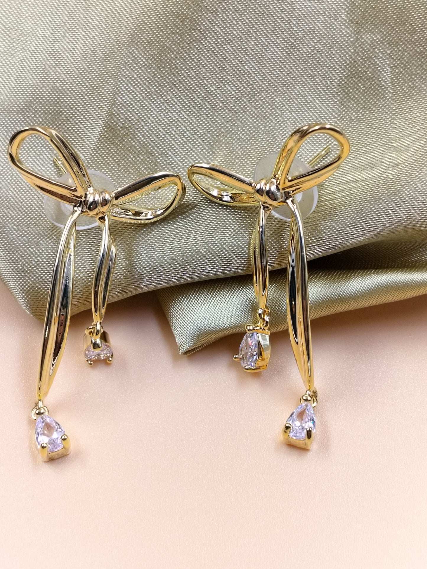 Anti tarnish Ribbon Radiance with diamond Drops