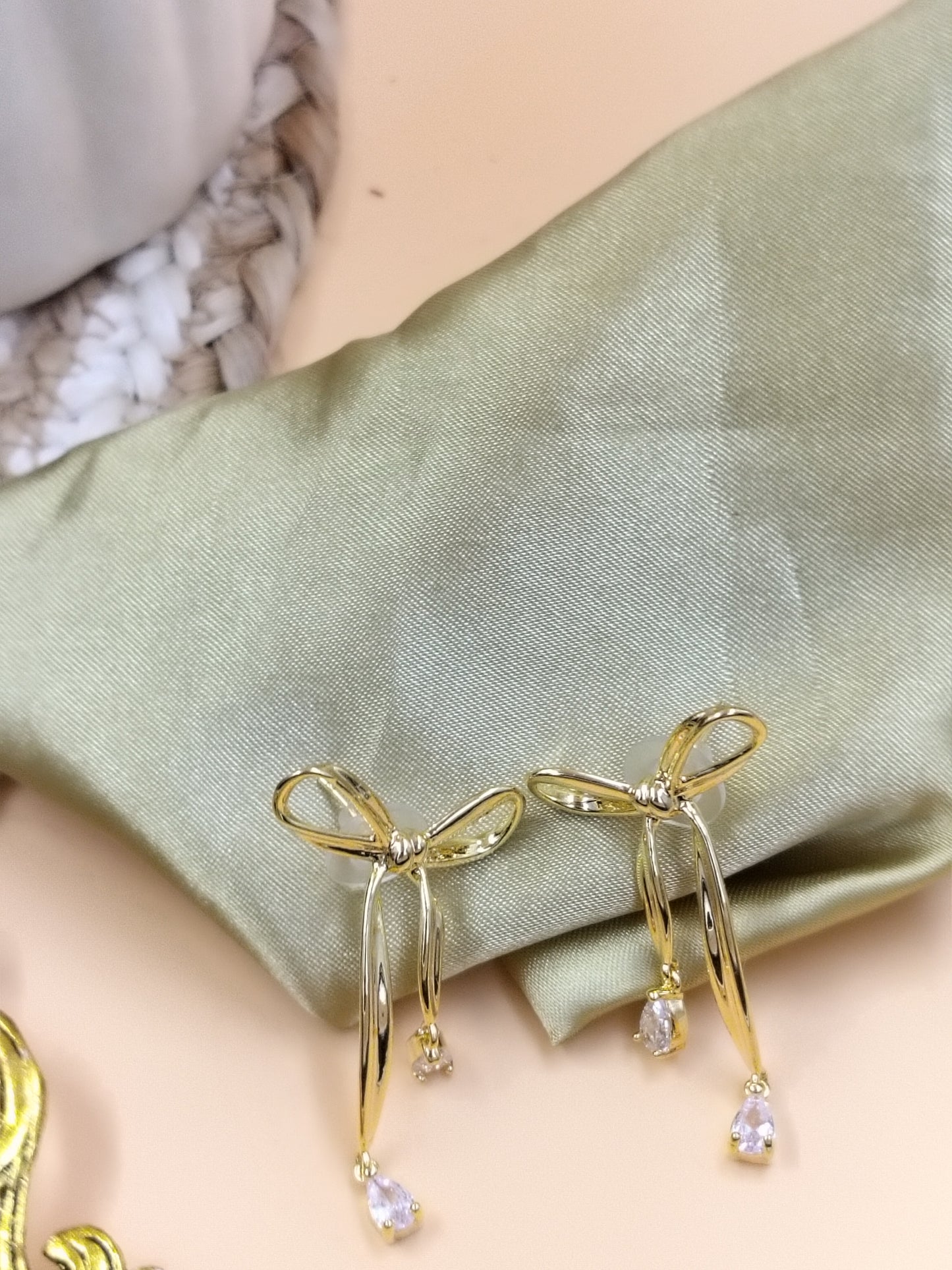 Anti tarnish Ribbon Radiance with diamond Drops