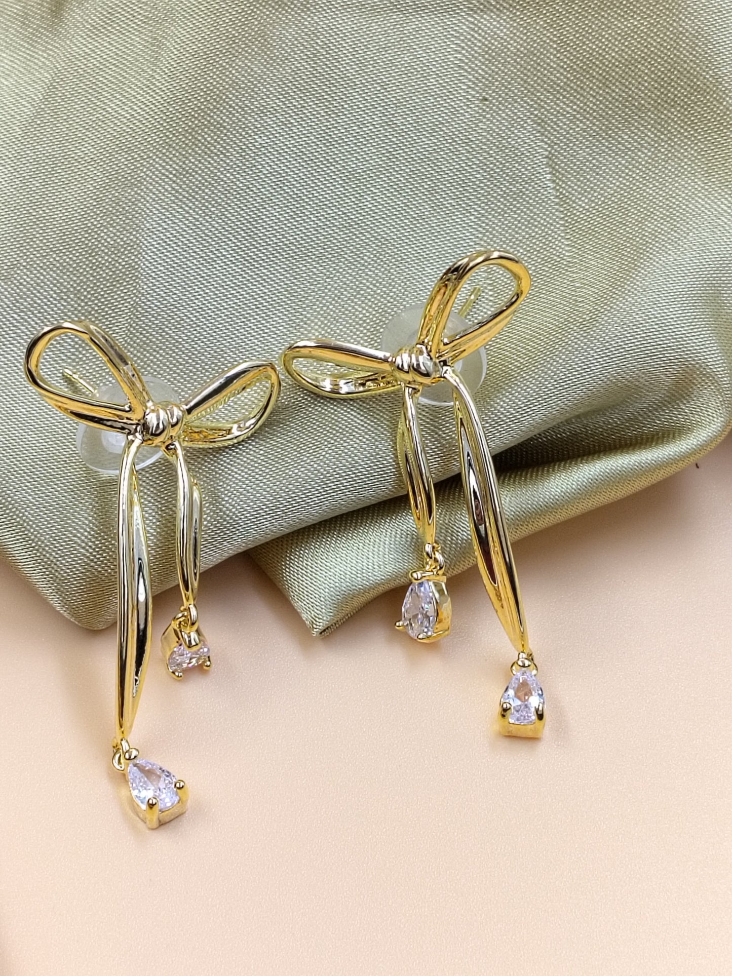 Anti tarnish Ribbon Radiance with diamond Drops