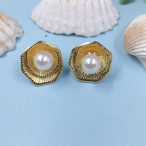 Seashell Glow Pearl Stud Earring