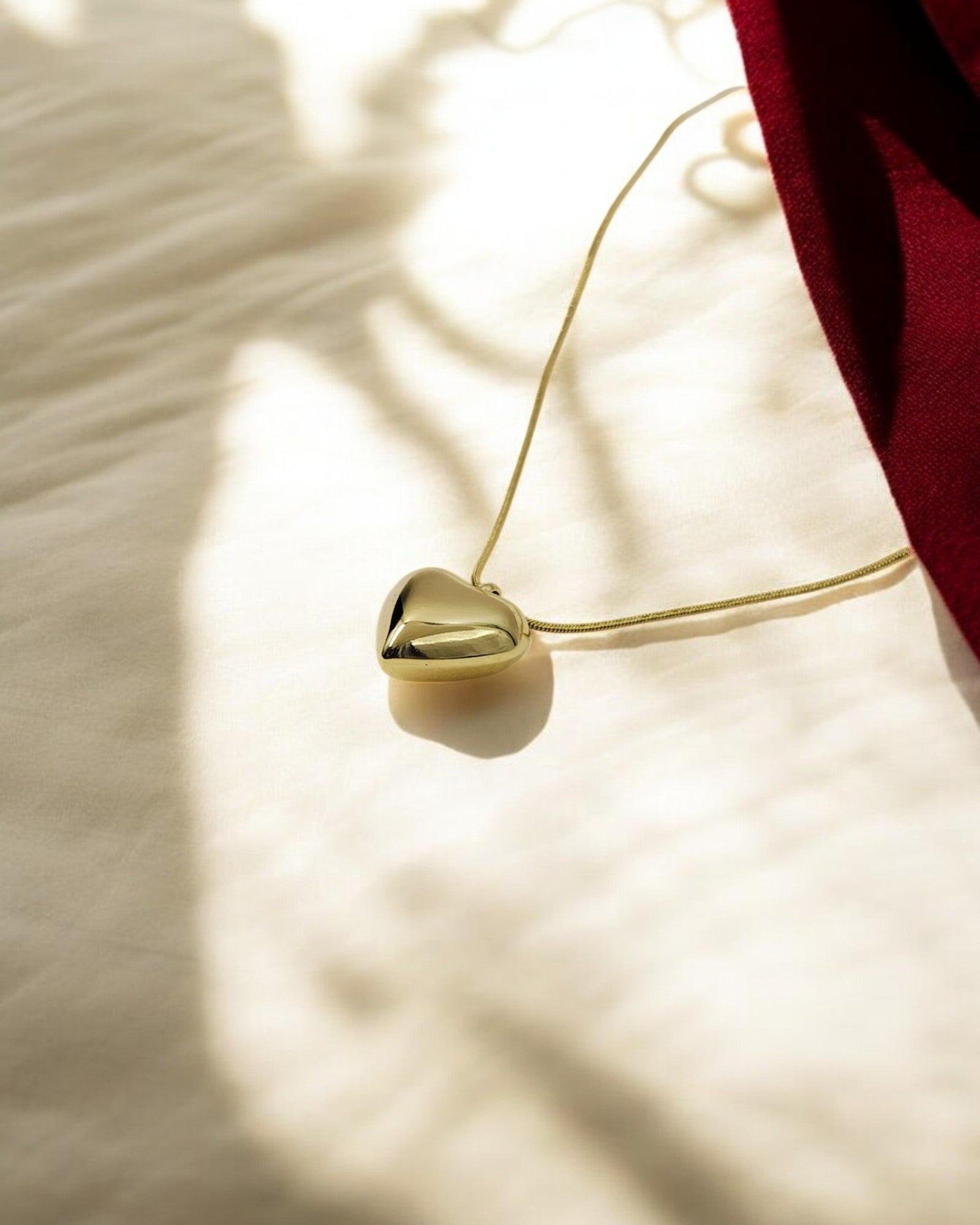 Elegant gold heart pendant necklace on fine chain, romantic women’s jewelry, minimalist everyday accessory.