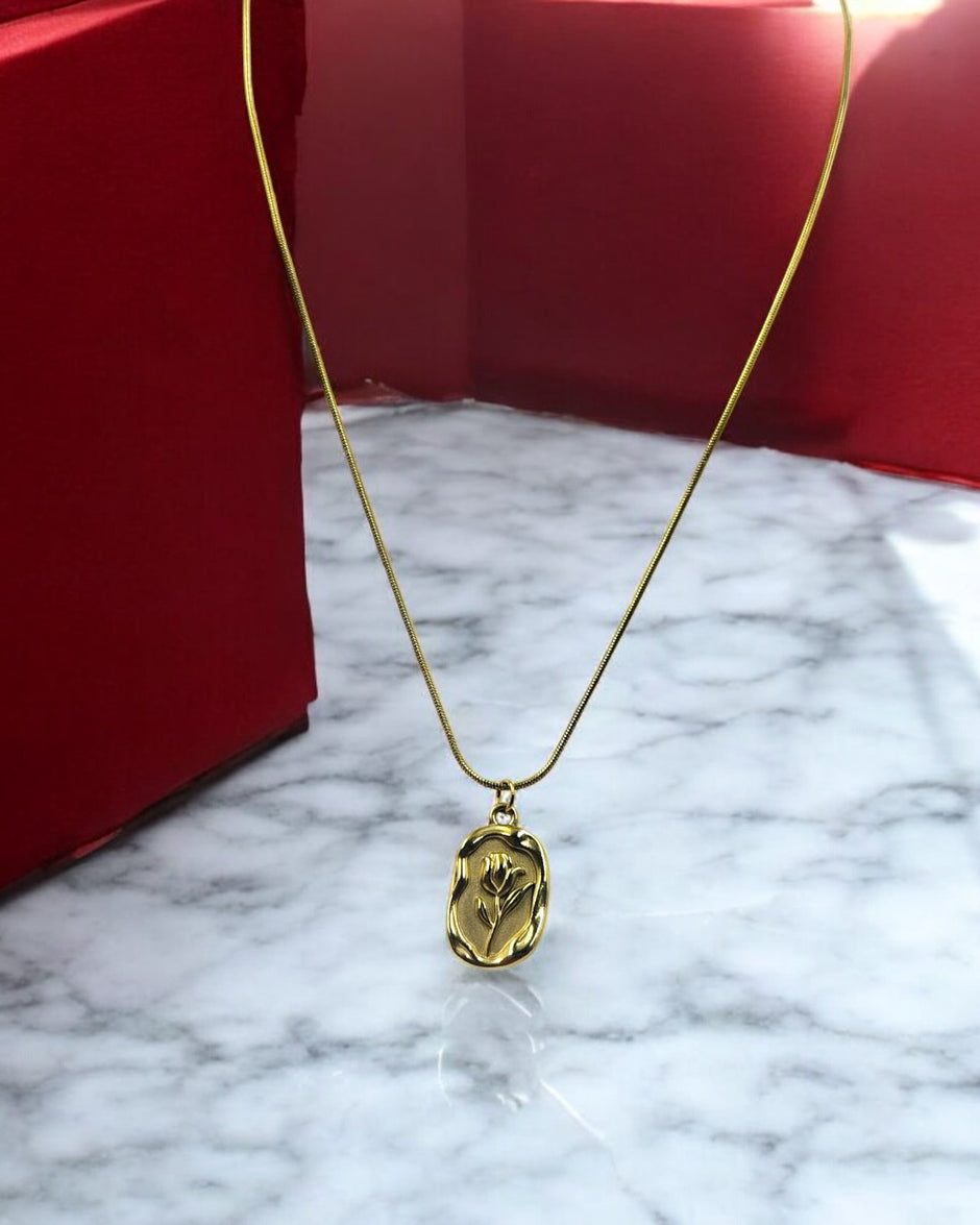 Elegant gold chain necklace with oval floral engraved pendant, vintage inspired women’s jewelry