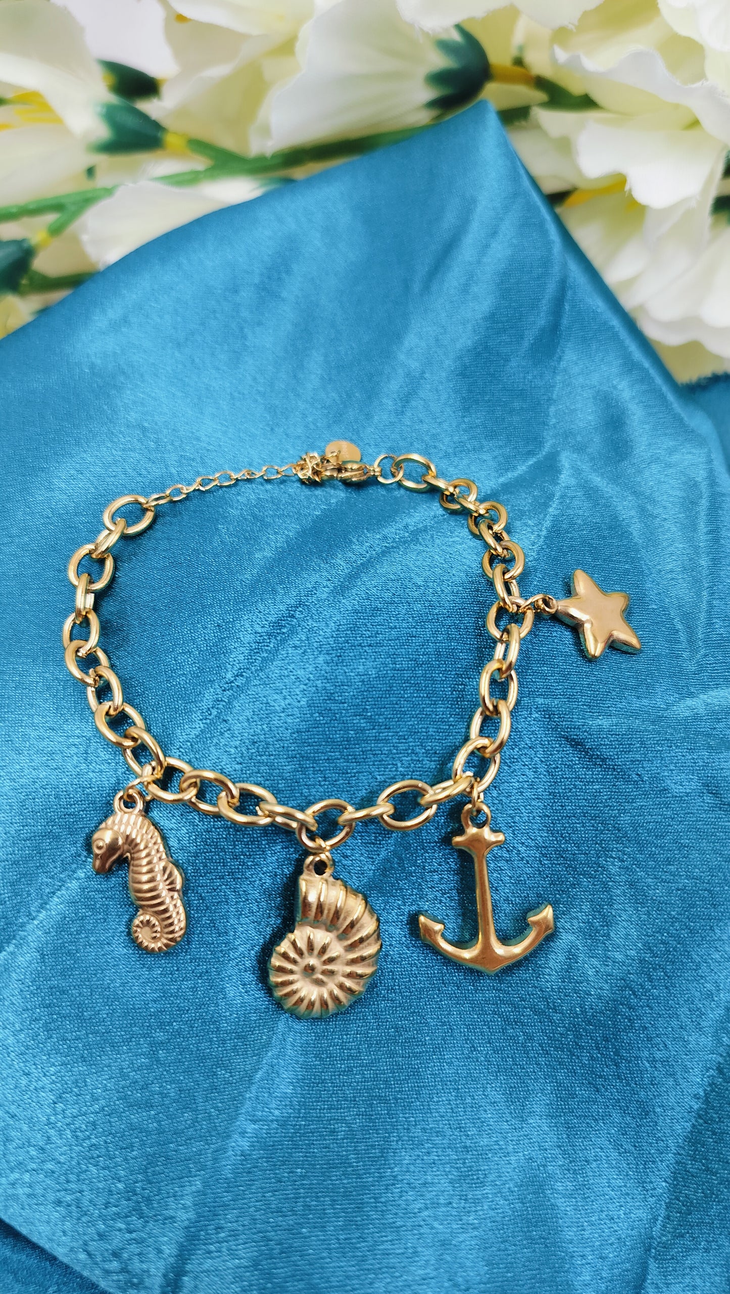 Gold chain bracelet with seahorse, seashell, anchor and star charms – stylish ocean inspired jewelry for women
