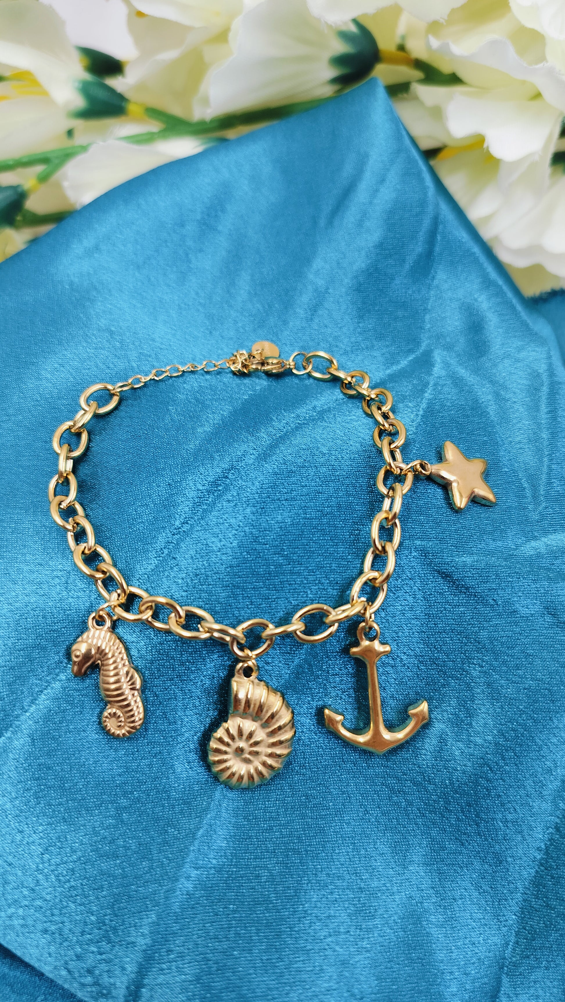 Gold chain bracelet with seahorse, seashell, anchor and star charms – stylish ocean inspired jewelry for women