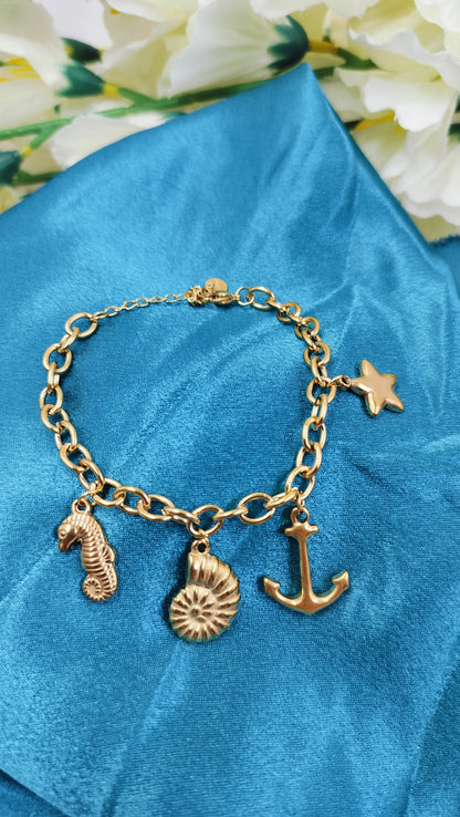 Gold chain bracelet with seahorse, seashell, anchor and star charms – stylish ocean inspired jewelry for women