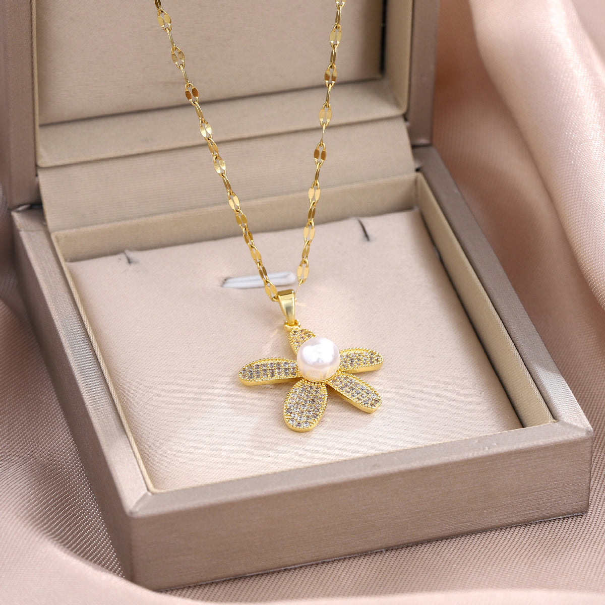 Pearl Flower Gold Pendant Necklace