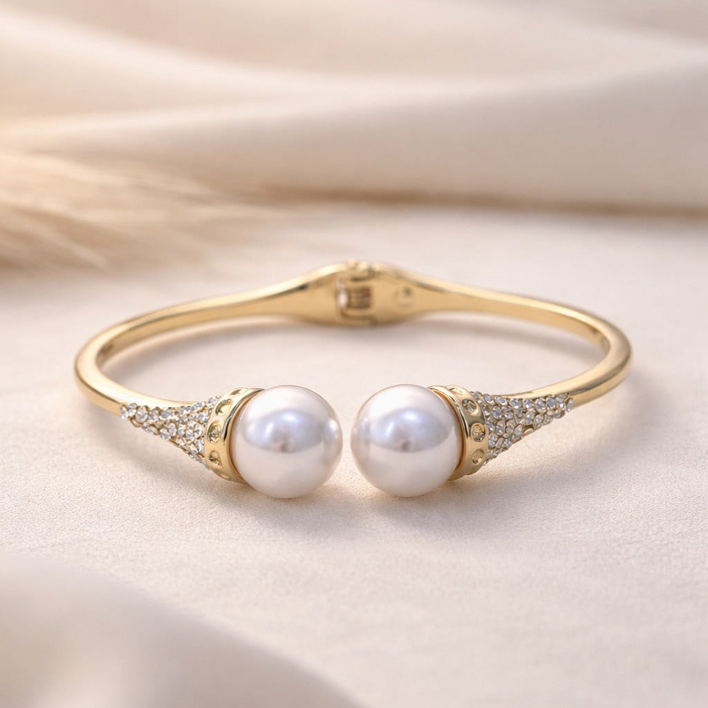 Eclat Pearl Teardrop Bangle