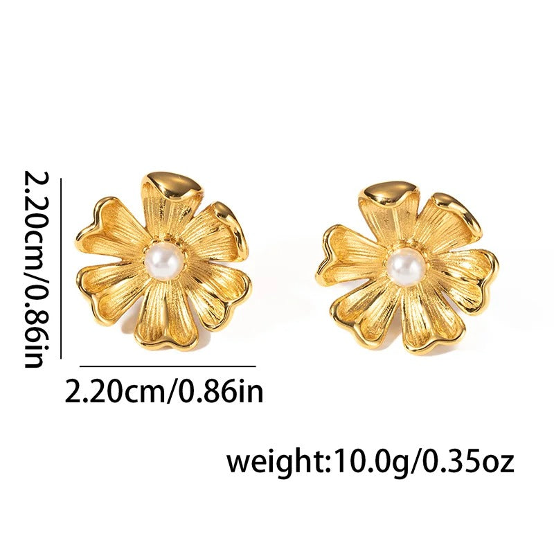 Gold flower-shaped earrings with pearl center, shown with measurements and weight on a white background.
